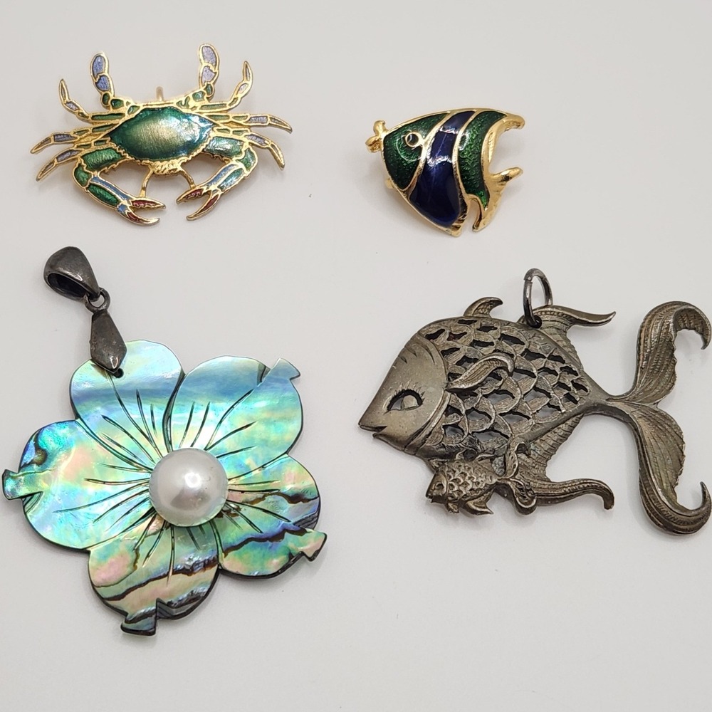 Vintage Sea Life Jewelry Lot 4pc Abalone Flower Fish Crab Brooch Pendant Beachy